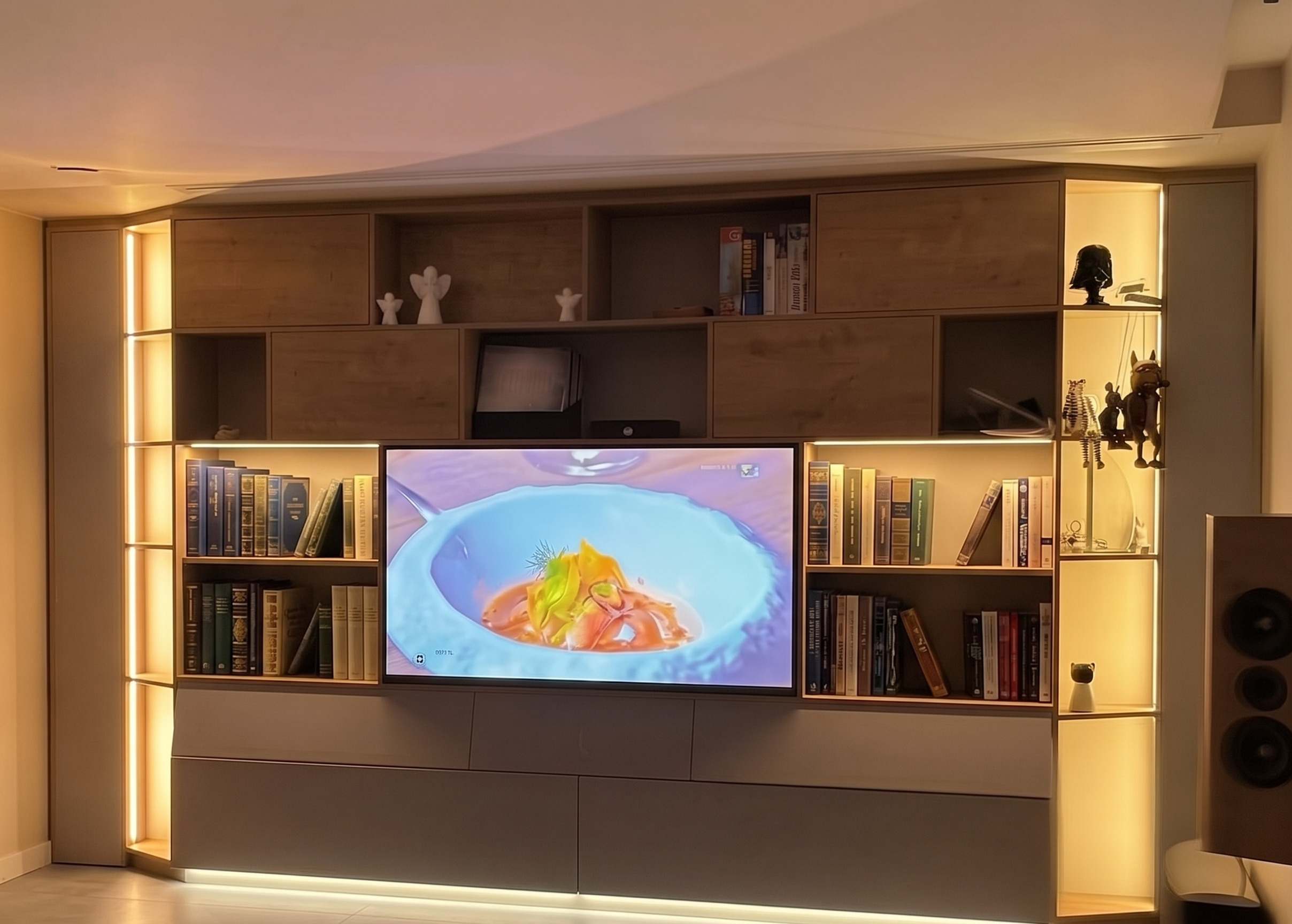 Wohnzimmer nachher mit maßgefertigtem Medienmöbel